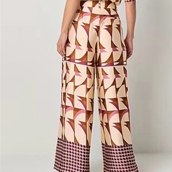 Stylish Wide-Leg Patterned Pants - Picture 2 of 3